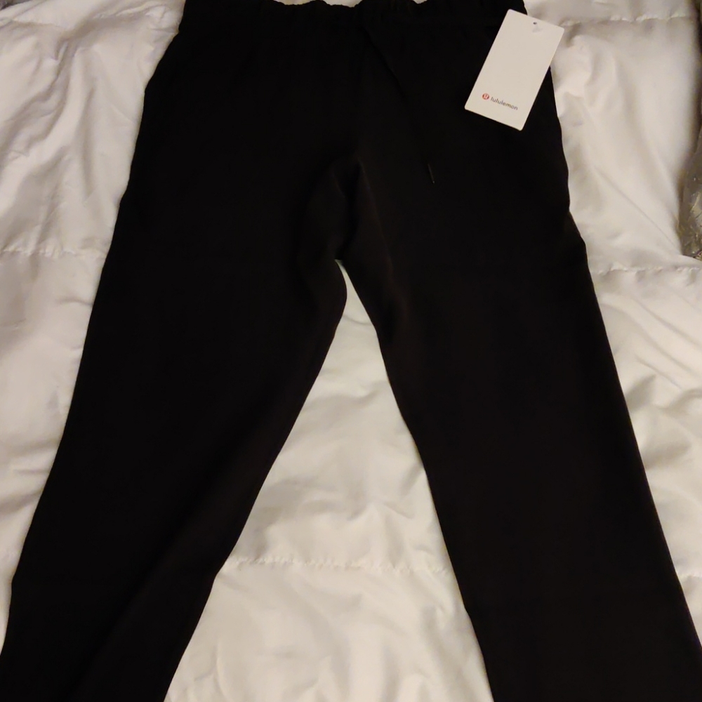 BNWT Lululemon on the fly 7/8 Pant woven